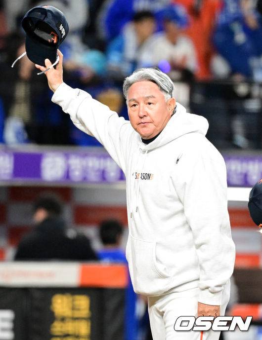 [OSEN=대전, 이대선 기자] 프로야구 한화 이글스는 24일 대전 한화생명볼파크에서 열린 2025 신한 SOL뱅크 KBO 플레이오프(5전 3선승제) 삼성 라이온즈와의 5차전에서 11-2 완승을 거뒀다.정규시즌 2위에 올라 플레이오프에 직행한 한화는 시리즈 전적 3승 2패로 한국시리즈행 티켓을 거머쥐었다. 2006년 이후 19년 만에 한국시리즈 진출이다. 반면 NC 다이노스와 와일드카드 결정전(1승 1패), SSG 랜더스와 준플레이오프(3승 1패)를 거쳐 플레이오프에 오른 4위 삼성은 투혼의 명승부에도 2년 연속 한국시리즈 진출이 좌절됐다. 경기 종료 후 한화 김경문 감독이 관중석을 향해 인사를 하고 있다. 2025.10.24 /sunday@osen.co.kr