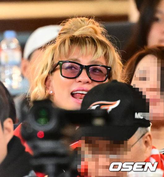 [OSEN=대전, 지형준 기자] 24일 오후 대전 한화생명볼파크에서 2025 신한 SOL Bank KBO리그 포스트시즌 플레이오프 5차전 한화 이글스와 삼성 라이온즈의 경기가 열렸다.한화는 코디 폰세, 삼성은 최원태를 선발 투수로 내세웠다.5회 한화 폰세 아내가 응원을 하고 있다. 2025.10.24 /jpnews@osen.co.kr