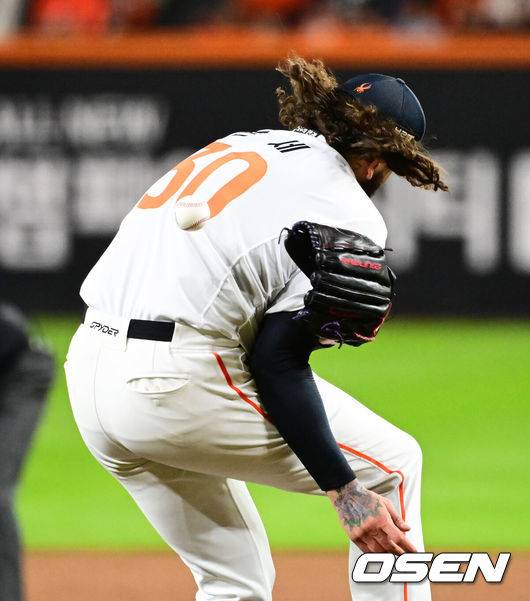 [OSEN=대전, 지형준 기자] 24일 오후 대전 한화생명볼파크에서 2025 신한 SOL Bank KBO리그 포스트시즌 플레이오프 5차전 한화 이글스와 삼성 라이온즈의 경기가 열렸다.한화는 코디 폰세, 삼성은 최원태를 선발 투수로 내세웠다.3회초 1사 1루에서 한화 폰세가 삼성 디아즈의 투수 땅볼 타구에 가슴 부위를 맞고 있다. 2025.10.24 /jpnews@osen.co.kr
