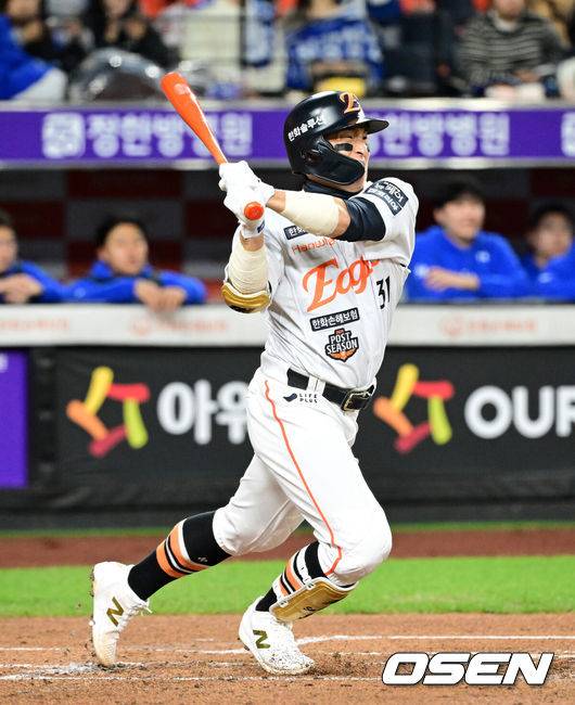 [OSEN=대전, 이대선 기자] 24일 오후 대전 한화생명볼파크에서 2025 신한 SOL Bank KBO리그 포스트시즌 플레이오프 5차전 한화 이글스와 삼성 라이온즈의 경기가 열렸다.한화는 코디 폰세, 삼성은 최원태를 선발 투수로 내세웠다.1회말 무사에서 한화 손아섭이 우전 안타를 치고 있다. 2025.10.24 /sunday@osen.co.kr