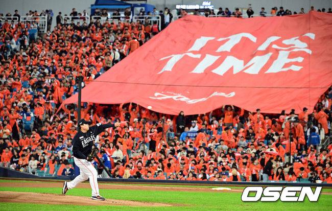 [OSEN=대구, 조은정 기자]21일 대구 삼성라이온즈파크에서 2025 신한 SOL Bank KBO리그 포스트시즌 플레이오프 3차전 삼성 라이온즈와 한화 이글스의 경기가 열렸다.홈팀 삼성은 후라도, 방문팀 한화는 류현진을 선발로 내세웠다.1회말 마운드에 오른 한화 류현진이 연습피칭을 하고 있다. 2025.10.21 /cej@osen.co.kr