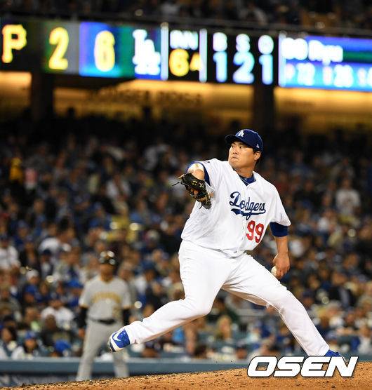 [OSEN=LA(미국 캘리포니아주), 최규한 기자] 27일(한국시간) 미국 캘리포니아주 로스앤젤레스 다저스타디움에서 ‘2019 메이저리그’ LA 다저스와 피츠버그 파이어리츠의 경기가 열렸다.6회초 다저스 류현진이 역투하고 있다. /dreamer@osen.co.kr