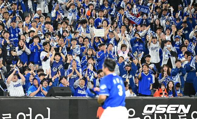 5실점 강판에도 최원태 향해 뜨겁게 기립박수 보내는 삼성팬들