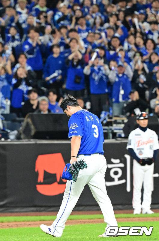 팬들의 뜨거운 박수 받으며 마운드 내려가는 최원태