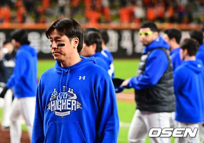 [OSEN=대전, 지형준 기자] 드디어 한화 이글스에 우승의 때가 왔다.프로야구 한화 이글스는 24일 대전 한화생명볼파크에서 열린 2025 신한 SOL뱅크 KBO 플레이오프(5전 3선승제) 삼성 라이온즈와의 5차전에서 11-2 완승을 거뒀다.정규시즌 2위에 올라 플레이오프에 직행한 한화는 시리즈 전적 3승 2패로 한국시리즈행 티켓을 거머쥐었다. 2006년 이후 19년 만에 한국시리즈 진출이다. 반면 NC 다이노스와 와일드카드 결정전(1승 1패), SSG 랜더스와 준플레이오프(3승 1패)를 거쳐 플레이오프에 오른 4위 삼성은 투혼의 명승부에도 2년 연속 한국시리즈 진출이 좌절됐다. 경기를 마치고 삼성 강민호가 패배를 아쉬워하고 있다. 2025.10.24 /jpnews@osen.co.kr