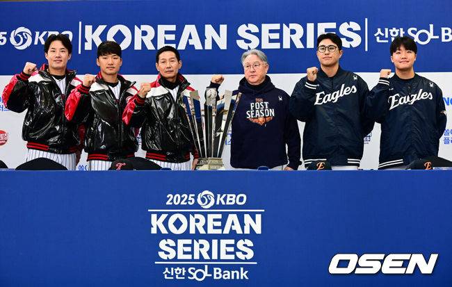 [OSEN=잠실, 지형준 기자] 25일 오후 서울 잠실야구장에서 2025&nbsp;신한 SOL뱅크 KBO 한국시리즈&nbsp;미디어데이가 열렸다.2023시즌 통합우승 이후 2년 만에 통합우승을 노리는 LG는 염경엽 감독과 주장 박해민, 임찬규, 2006년 이후 19년 만에 한국시리즈 무대에 오른 한화에서는 김경문 감독과 주장 채은성, 정우주가 참석했다.&nbsp;LG 임찬규, 박해민, 염경엽 감독, 한화 김경문 감독, 채은성, 정우주가 포토타임을 하고 있다. 2025.10.25 /jpnews@osen.co.kr
