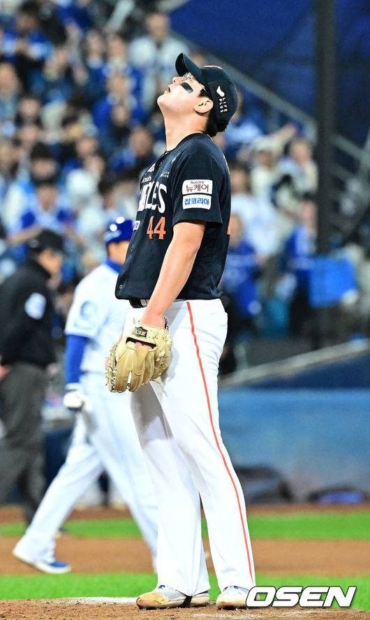 [OSEN=대구, 최규한 기자] 22일 대구 삼성라이온즈파크에서 ‘2025 신한 SOL Bank KBO리그’ 포스트시즌 플레이오프 4차전 삼성 라이온즈와 한화 이글스의 경기가 열렸다.삼성은 원태인, 한화는 정우주를 선발로 내세웠다.6회말 2사 1, 2루 상황 한화 투수 김서현이 마운드를 내려가며 아쉬워하고 있다. 2025.10.22 / dreamer@osen.co.kr