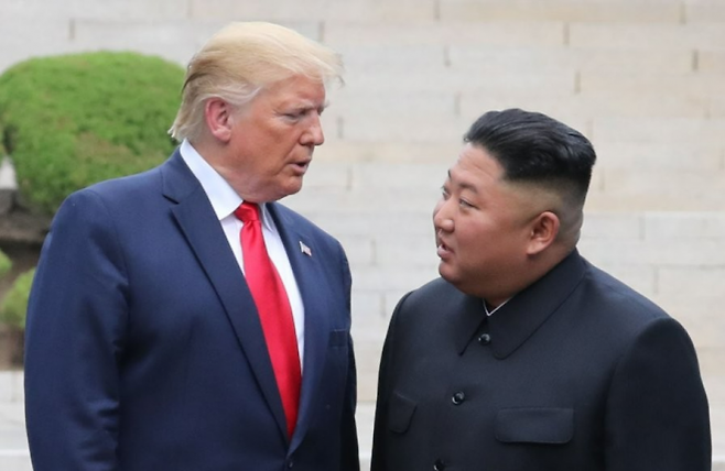 2019년 판문점서 만난 도널드 트럼프 미국 대통령과 김정은 북한 국무위원장. 연합뉴스 자료사진