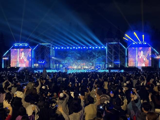 25일 부산 북구 화명생태공원에서 열린 ‘대한민국 상생 영수증 콘서트 in 부산’에서 가수 박정현이 공연하고 있다.