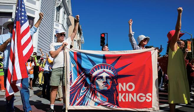 10월18일 미국 캘리포니아 오클랜드에서 트럼프 대통령에 반대하는 시위가 열리고 있다. ⓒAP 연합