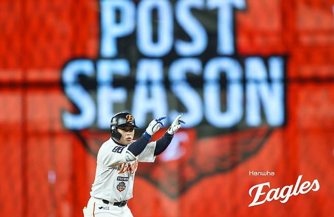 한화 문현빈이 24일 대전한화생명볼파크에서 열린 삼성과 PO 5차전 도중 안타를 친 뒤 덕아웃을 향해 세리머니를 펼치고 있다. 사진제공｜한화 이글스