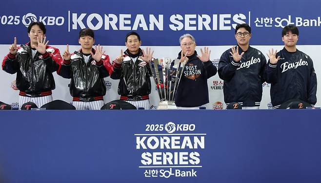 LG 임찬규, 박해민, 염경엽 감독, 한화 김경문 감독, 채은성, 정우주(왼쪽부터)가 25일 잠실구장에서 열린 KS 미디어데이에 참석해 ‘승부가 몇 차전에 끝날 것 같으냐’는 진행자의 질문에 손가락을 펼쳐 답하고 있다. 잠실|뉴시스