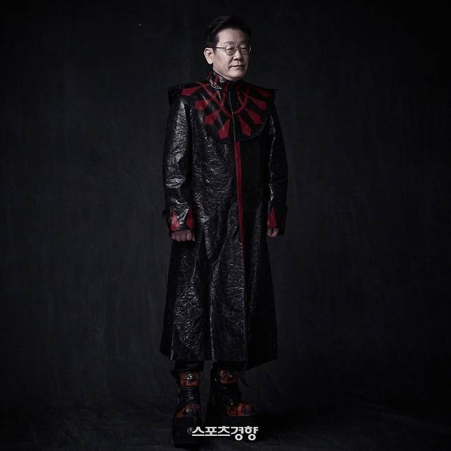 고 신해철 무대 의상을 입은 이재명 대통령. 강영호 사진작가 페이스북 계정