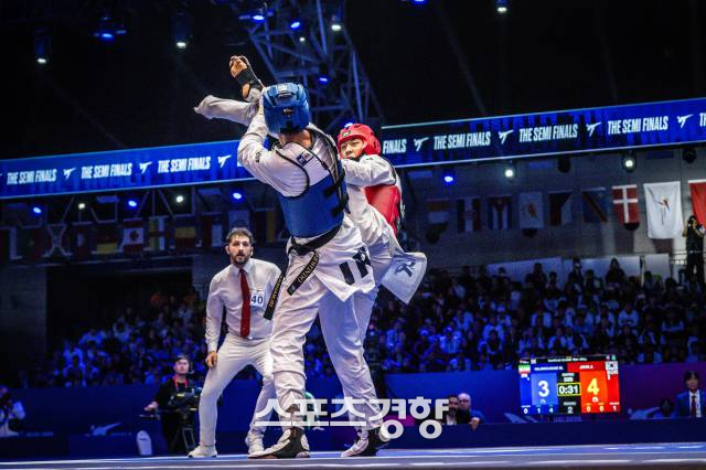 장준(오른쪽)이 25일 중국 장쑤성 우시의 타이후 인터내셔널 엑스포 센터에서 열린 2025 세계태권도선수권대회 둘째 날 남자 63㎏급 준결승에서 이란의 마흐디 하지모우사에이에게 발차기를 날리고 있다. 세계태권도연맹 제공