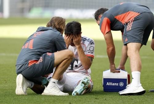 20일, 호펜하임전  부상으로쓰러진 김민재. 로이터연합뉴스