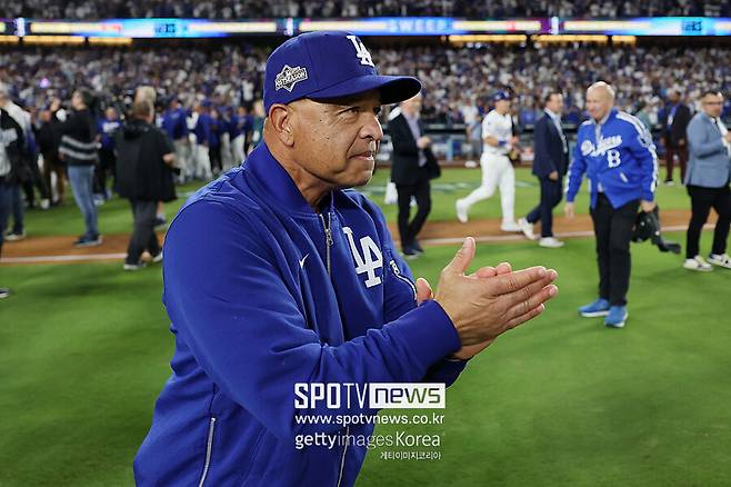 ▲ 선수들을 격려하는 데이브 로버츠 감독.