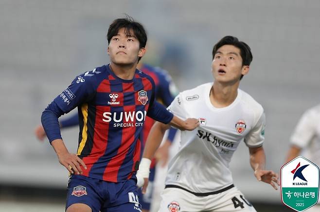 ▲ 25일 오후 수원종합운동장에서 수원FC와 제주SK가 하나은행 K리그1 2025 34라운드를 통해 맞붙었다. 한 달 전 4명의 퇴장자가 나오는 혈투를 펼쳤던 두 팀은 이날도 팽팽했고, 유리 조나탄의 2골에 힘입어 제주가 승리했다. ⓒ 한국프로축구연맹