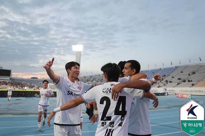 ▲ 25일 오후 수원종합운동장에서 수원FC와 제주SK가 하나은행 K리그1 2025 34라운드를 통해 맞붙었다. 한 달 전 4명의 퇴장자가 나오는 혈투를 펼쳤던 두 팀은 이날도 팽팽했고, 유리 조나탄의 2골에 힘입어 제주가 승리했다. ⓒ 한국프로축구연맹