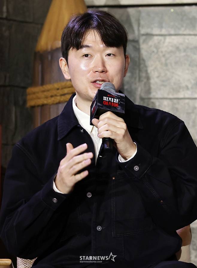 장호기 PD가 24일 강남구 웨스틴 서울 파르나스에서 진행된 넷플릭스 예능 '피지컬: 아시아' 제작발표회에 참석해 질의응답을 하고 있다. /2025.10.24 /사진=김휘선 hwijpg@