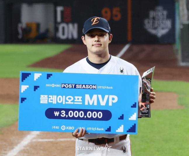 2025 KBO리그 플레이오프 5차전 한화 이글스 대 삼성 라이온즈전이 24일 대전 한화생명 볼파크에서 열렸다.  한화가 삼성에 11-2로 승리하며 한국시리즈 진출을 확정했다. 문동주가 플레이오프 MVP 수상 후 포즈를 취하고 있다. /사진=김진경 대기자