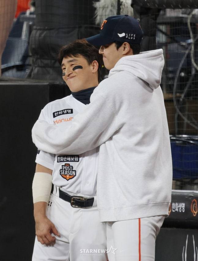 2025 KBO리그 플레이오프 5차전 한화 이글스 대 삼성 라이온즈전이 24일 대전 한화생명 볼파크에서 열렸다.  한화 문돌주가 손아섭을 포옹하며 기를 전달하고 있다. /사진=김진경 대기자