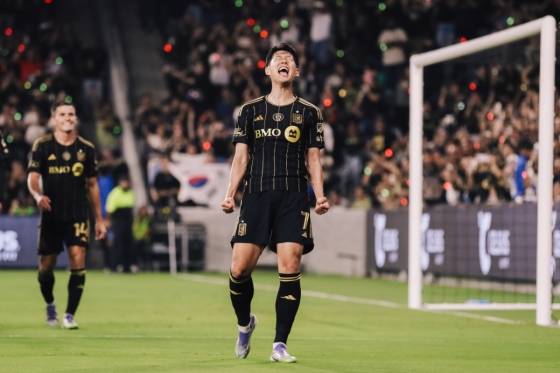손흥민(오른쪽)이 지난달 미국 캘리포니아주 LA의 BMO 스타디움에서 열린 2025 미국프로축구(MLS) 정규리그 홈경기에서 왼발 중거리 슈팅으로 득점 후 포효하고 있다. /사진=로스앤젤레스FC(LAFC) 공식 사회관계망서비스(SNS)