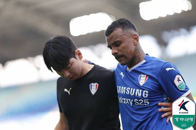 세라핌(오른쪽)이 25일 오후 2시 수원월드컵경기장에서 열린 하나은행 K리그2 36라운드 경기 중 부상으로 교체되고 있다. /사진=한국프로축구연맹 제공