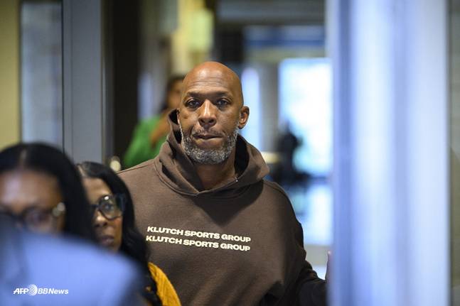 체포된 뒤 석방되고 있는 천시 빌럽스 포틀랜드 감독. /AFPBBNews=뉴스1