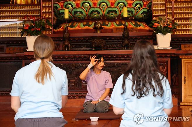 템플스테이 체험하는 외국인 관광객 (김제=연합뉴스) 백승렬 기자 = 지난 9월 8일 김제 금산사에서 템플스테이 체험하는 외국인 관광객. 2025.10.25. srbaek@yna.co.kr