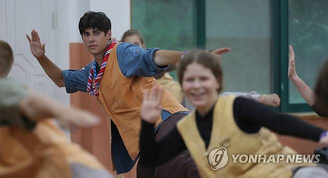 '수련은 진지하게' (경주=연합뉴스) 윤관식 기자 = 2023년 8월 12일 경북 경주시 골굴사에서 독일 잼버리 대원들이 선무도 수련을 하며 즐거워하고 있다. [연합뉴스 자료사진] 2025.10.25