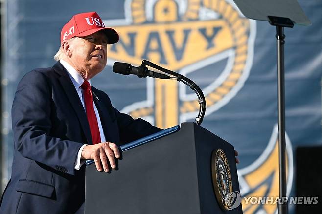 지난 5일 도널드 트럼프 미국 대통령이 버지니아주 노퍽 해군기지 14번 부두에서 열린 미 해군 창건 250주년 기념행사에서 연설하고 있다. [AFP=연합뉴스 자료사진]