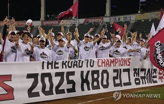 기뻐하는 LG (서울=연합뉴스) 류영석 기자 = LG 트윈스 선수 및 코칭스태프들이 1일 서울 잠실야구장에서 정규 시즌 우승을 확정한 뒤 세리머니를 하고 있다. 2025.10.1 ondol@yna.co.kr