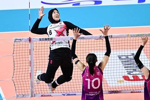 정관장 시절 메가(왼쪽)의 스파이크 장면 [한국배구연맹 제공. 재판매 및 DB 금지]