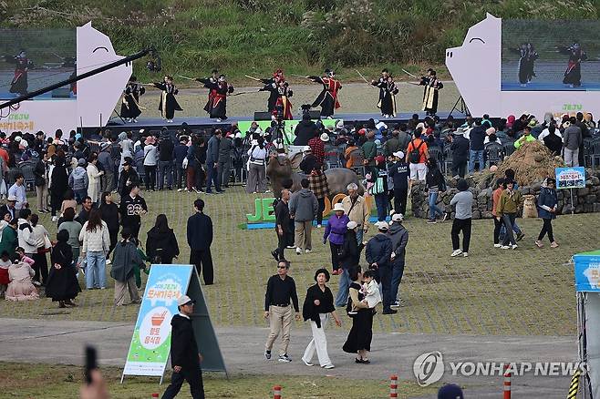 제주 도새기 축제 공연 (제주=연합뉴스) 고성식 기자 = 25일 제주시 새별오름 일원에서 개막한 '2025 제주 도새기 축제'에서 공연이 펼쳐지고 있다. 2025.10.25 koss@yna.co.kr