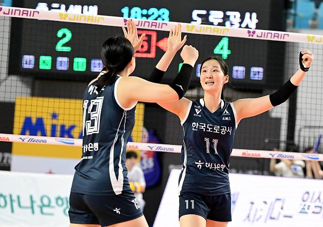 득점 후 김세빈(오른쪽)과 함께 기뻐하는 이지윤 [한국배구연맹 제공. 재판매 및 DB 금지]