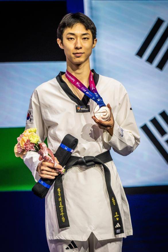 동메달 딴 장준 장준이 25일 중국 장쑤성 우시의 타이후 인터내셔널 엑스포 센터에서 열린 2025 세계태권도선수권대회 둘째 날 남자 63㎏급에서 동메달을 딴 뒤 포즈를 취하고 있다.  [세계태권도연맹 제공. 재배포 및 DB 금지]