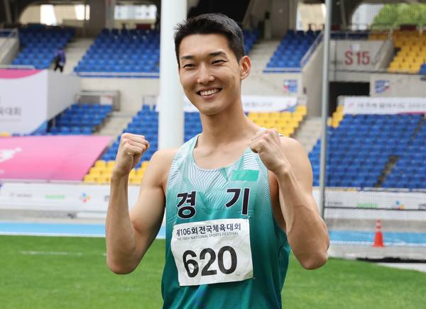 22일 부산 아시아드주경기장서 열린 제106회 전국체육대회 육상 남자 일반부 높이뛰기에서 1위를 한 우상혁(용인시청)이 두 주먹을 불끈 쥐고 포즈를 취하고 있다. 2025.10.22 /연합뉴스