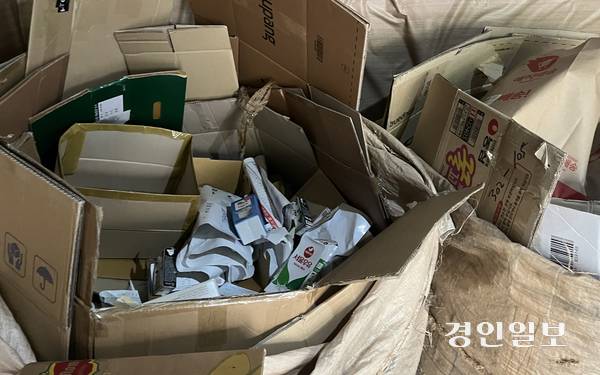 지난 24일 오전 인천시 연수구 한 아파트 분리수거장 종이 수거함에 우유팩 여러개가 놓여 있다. 2025.10.24 /송윤지기자 ssong@kyeongin.com
