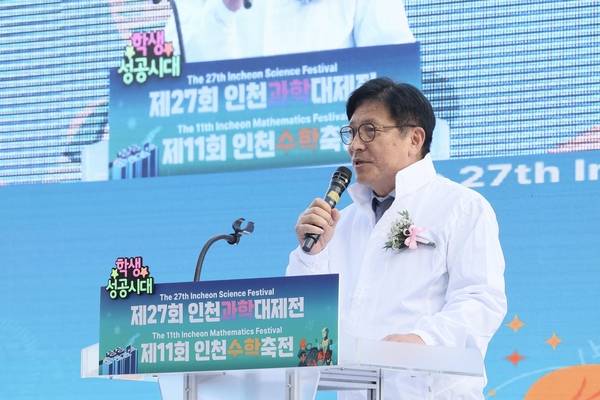 ‘제27회 인천과학대제전’, ‘제11회 인천수학축전’이 열린 인천아시아드주경기장에서 도성훈 인천시교육감이 인사말을 하고 있다. 2025.10.25 /인천시교육청 제공