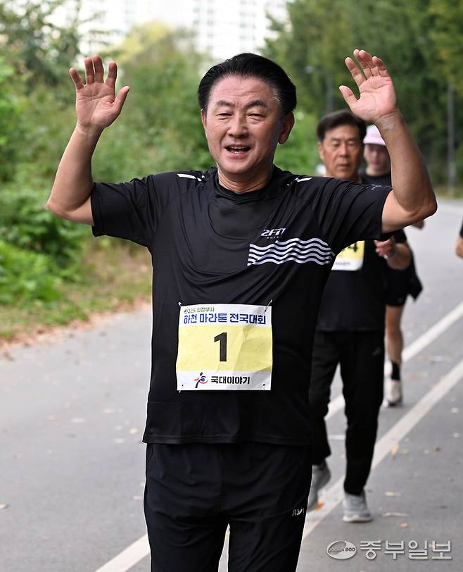 김동근 의정부시장이 25일 의정부에서 열린 '2025 의정부시 하천 마라톤 전국대회'에서 결승선을 통과하고 있다. 사진=임채운 기자