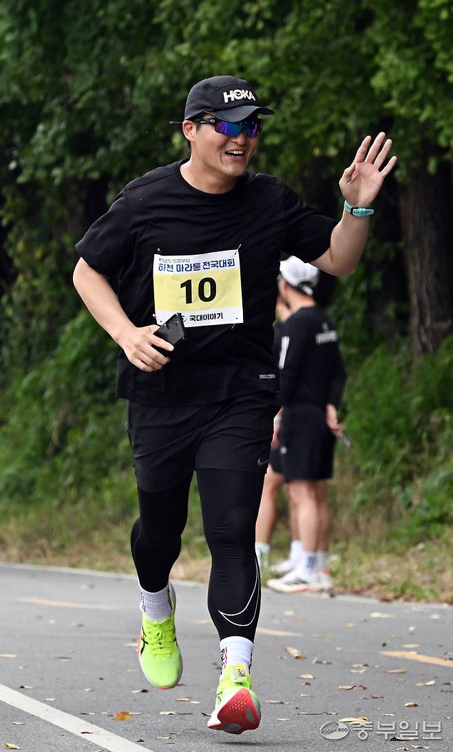 조세일 의정부시의원이 25일 의정부에서 열린 '2025 의정부시 하천 마라톤 전국대회'에서 결승선을 통과하고 있다. 사진=임채운 기자