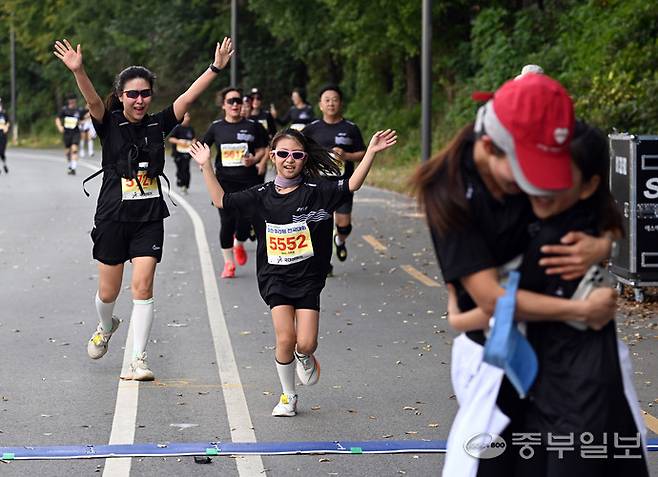 25일 의정부에서 열린 '2025 의정부시 하천 마라톤 전국대회'에 참여한 모녀가 결승선을 통과하고 있다. 사진=임채운 기자