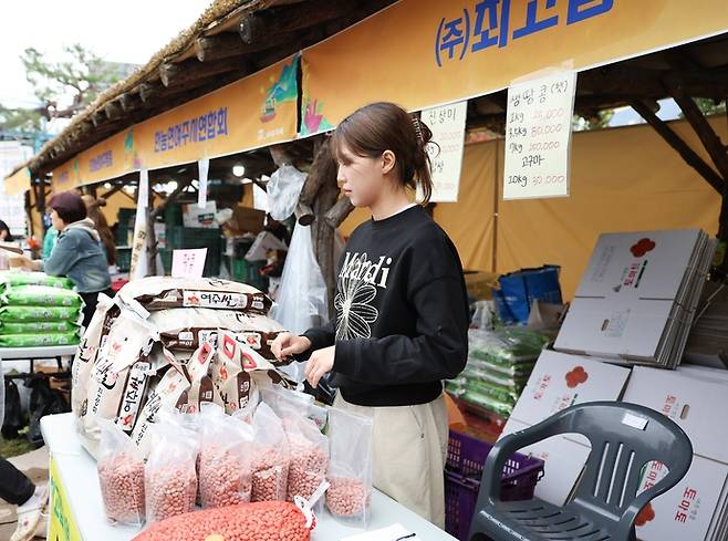 지난해 열린 여주오곡나루축제 '오곡장터'에서 한 시민이 여주의 농산물을 판매하고 있다. 사진=여주세종문화관광재단