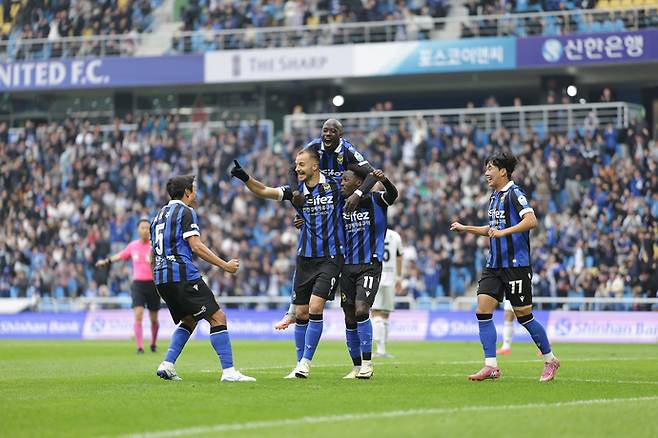 26일 인천축구전용구장서 열린 K리그2 36라운드 경남FC전서 후반 추가골을 터트린 인천의 무고사와 선수들이 기쁨을 나누고 있다. 사진=한국프로축구연맹