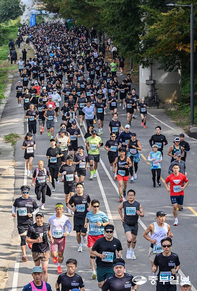 25일 오전 의정부시 중랑천 및 부용천 일대에서 열린 '2025 의정부시 하천 마라톤 전국대회'에 참가한 시민들이 마라톤 코스를 달리고 있다. 임채운기자