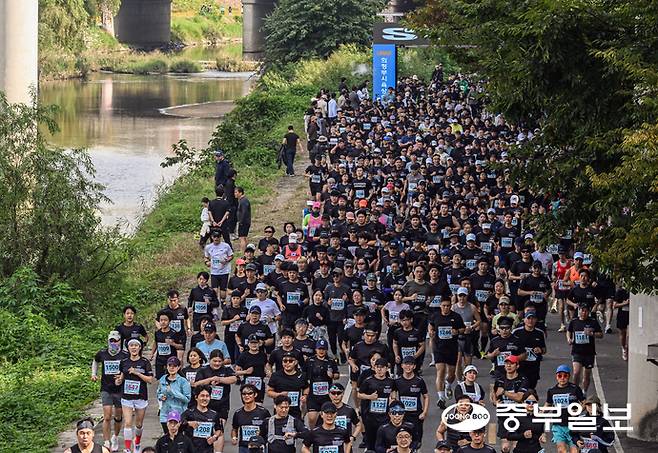 25일 오전 의정부시 중랑천 및 부용천 일대에서 열린 '2025 의정부시 하천 마라톤 전국대회'에 참가한 시민들이 마라톤 코스를 달리고 있다. 임채운기자