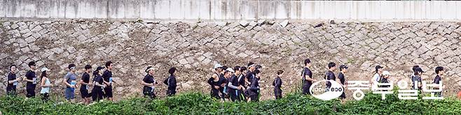 참가자들이 마라톤 코스를 달리고 있다. 임채운기자