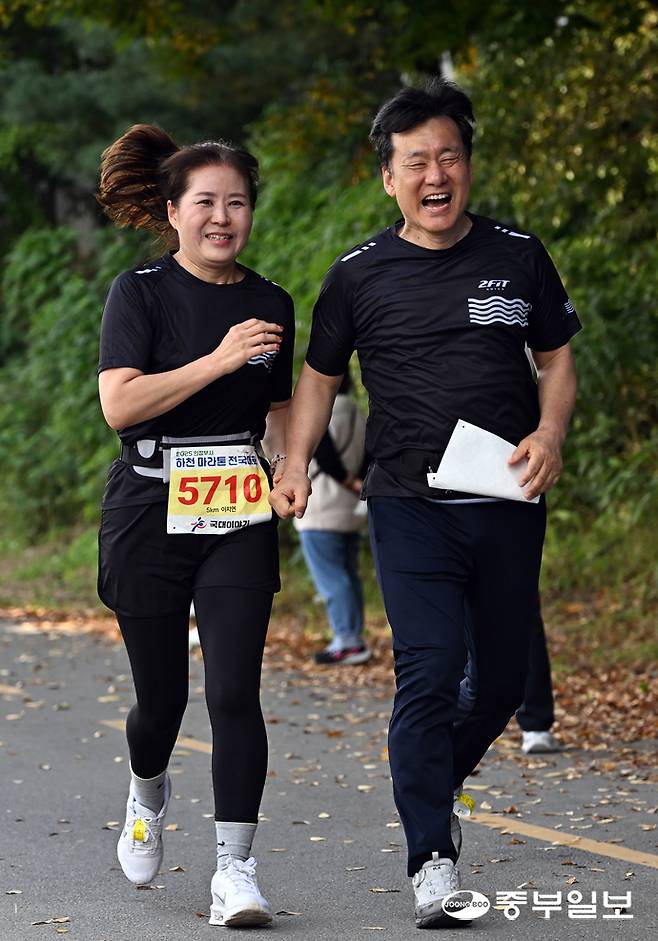 부부 동반 참가자가 손을 잡고 결승선을 통과하고 있다. 임채운기자