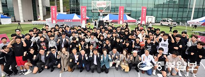 26일 오전 용인시청 잔디광장에서 열린 2025 용인시 조아용 전국 3X3 농구대회에서 최윤정 중부일보 대표이사, 김상완 용인시 문화체육관광국장, 염태희 용인시농구협회장 등 내빈들과 참가 선수들이 개회식을 마치고 기념촬영을 하고 있다. 김경민기자