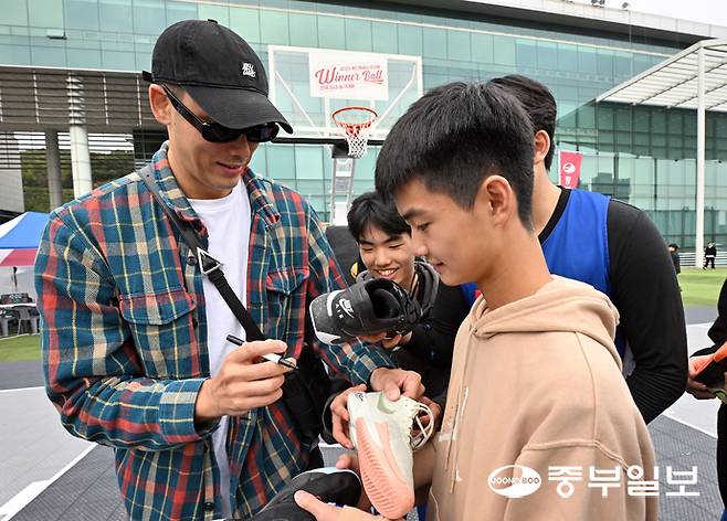 전 농구선수 이승준이 팬들에게 싸인을 해주고 있다. 김경민기자